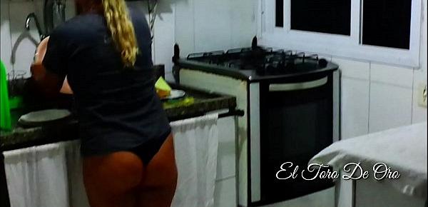  Caiu no wats !!! Caseira Peluda viciada em sexo na cozinha da patroa !!! Casal de primos - Paty bumbum - El toro De Oro